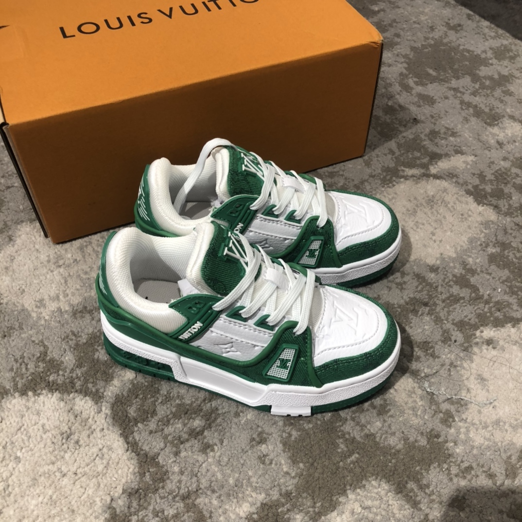 Children's shoes child